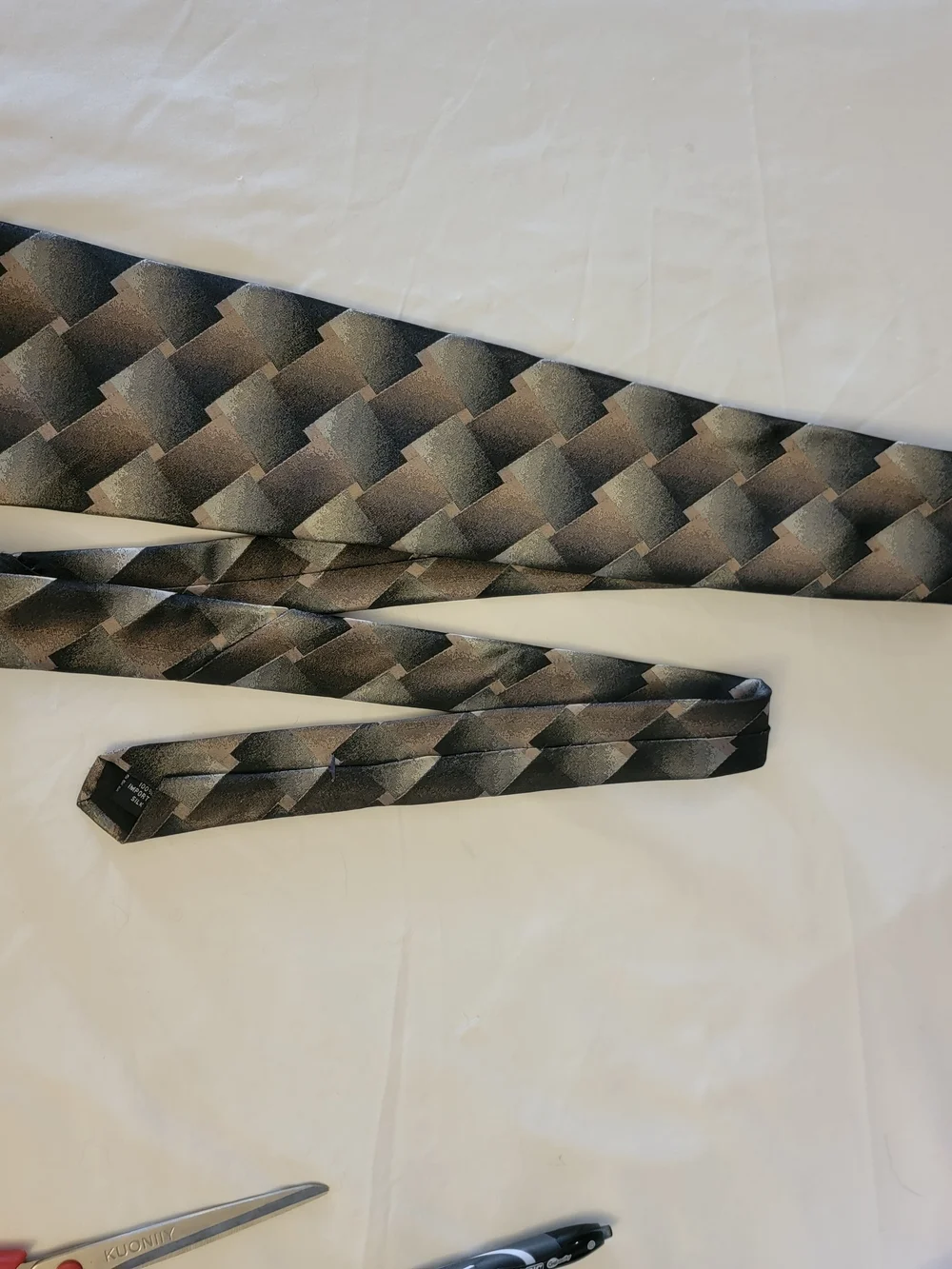 Essante Silk Geometric Gradient Tie in Black and Gray